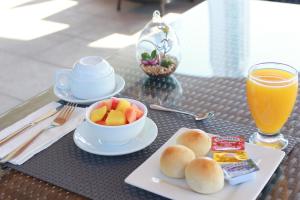 Hotel Bahía Suites tesisinde konuklar için mevcut kahvaltı seçenekleri