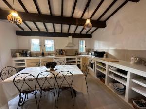 Køkken eller tekøkken på La Roche Bleue - Villa de charme avec vue exceptionnelle bord de mer piscine privée jardin et terrasse