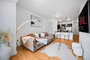 a living room with a couch and a kitchen at NEW! Luxury Champagne Towers Kingbed FreeParking in Atlanta