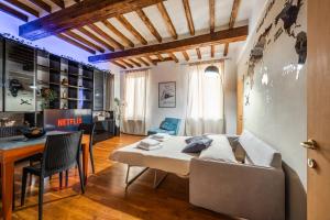 a living room with a couch and a table at Binario 11 - Centro, Stazione, Netflix in Modena