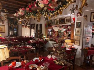 un comedor con mesas y sillas con adornos navideños en Grotto Flora B&B Chambres de charme, en Bigogno