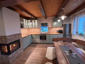 Η κουζίνα ή μικρή κουζίνα στο Holiday Home Osada +31 φωτογραφίες