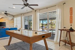 Μια τηλεόραση ή/και κέντρο ψυχαγωγίας στο 4BD with Pool & Games - 2 Mins to Port Charlotte