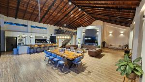 a large living room with a table and a kitchen at Casa en el Cielo in Cali