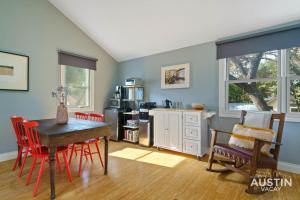 Kuchyň nebo kuchyňský kout v ubytování Coveted Tarrytown Studio Apt 1BA w Breakfast Nook Window Desk King Bed