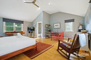 Postel nebo postele na pokoji v ubytování Coveted Tarrytown Studio Apt 1BA w Breakfast Nook Window Desk King Bed + 7 fotografií