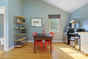 Kuchyň nebo kuchyňský kout v ubytování Coveted Tarrytown Studio Apt 1BA w Breakfast Nook Window Desk King Bed