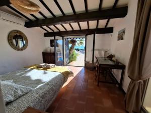 En eller flere senge i et værelse på La Roche Bleue - Villa de charme avec vue exceptionnelle bord de mer piscine privée jardin et terrasse + 55 billeder