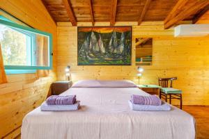 a bedroom with a bed in a wooden cabin at Masseria Usamborgia in Noto