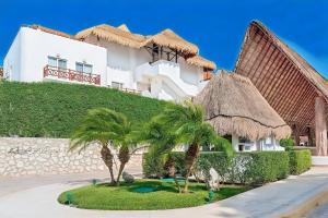 un complejo con palmeras y un edificio en Luxury Duplex -4 pers- 2mn beach&5th Av, Pool, Gym, en Playa del Carmen