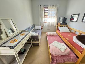 Habitación con 2 literas y espejo. en Apartamento Aconchegante em Campos do Jordão, en Campos do Jordão