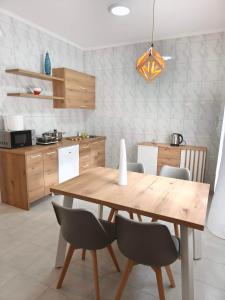 Dapur atau dapur kecil di Apartmani Trastevere Sombor