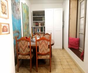 une salle à manger avec une table et des chaises dans l'établissement Appartamento Palazzo Teatronuovo, à Bergame