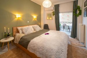 Postel nebo postele na pokoji v ubytování Top floor apartment in Chalkida