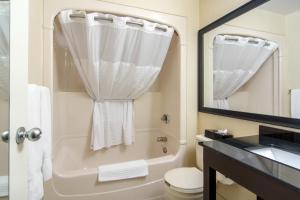 Koupelna v ubytování Comfort Inn + 28 fotografií