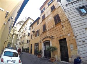 ローマにあるナヴォーナ リトル ホームの建物前に駐車した白車