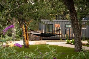 弗雷德里克斯堡ParcBlu的花园内两棵树之间的吊床