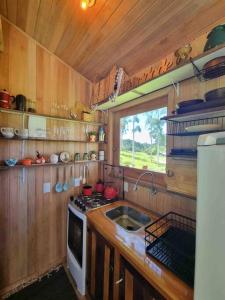 Η κουζίνα ή μικρή κουζίνα στο Cabana Rota da Serra 01 Hidro e Rio próximo