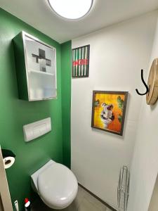 baño con aseo blanco y pared verde en RDC avec Courette - jusqu'à 6 pers - Plage à 100m, en Berck-sur-Mer 33 fotos más