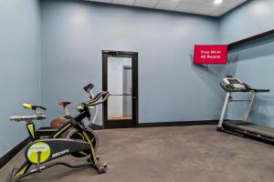 Fitness centrum a/nebo fitness zařízení v ubytování HomeTowne Studios by Red Roof Flint