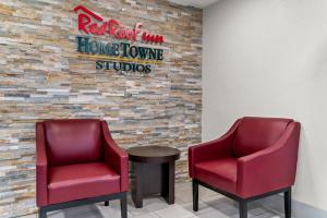 Posezení v ubytování HomeTowne Studios by Red Roof Flint