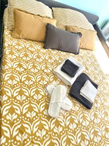 un lit avec des serviettes et des serviettes dessus dans l'établissement ChicCosy Studio 2mn RER proche Paris Aéroport Cdg - Supermarché en bas immeuble, à Villepinte 23 autres photos