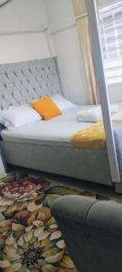 Giường trong phòng chung tại MOMBASA 2BEDROOM MOI AVENUE stay