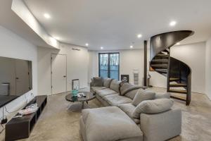 sala de estar con sofá y escalera de caracol en Peaceful Setting Modern Home in Highland!, en Highland