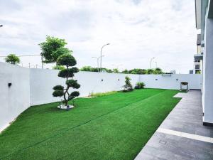 Κήπος έξω από το Austin Crest -- Nintendo, BBQ, Scooter, Spacious - 4BR3B - 10pax by Cowidea