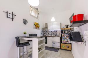 una cucina con armadi bianchi e piano di lavoro bianco di Home4Apartment 2, Salerno cathedral area a Salerno