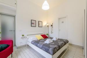 una camera da letto con un letto e un divano rosso di Home4Apartment 2, Salerno cathedral area a Salerno