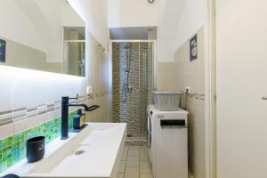 un bagno bianco con lavandino e doccia di Home4Apartment 2, Salerno cathedral area a Salerno