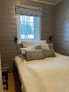 a bedroom with two beds and a window at Charming and cozy cabin in Geilo in Geilo