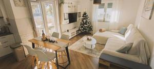 Χώρος καθιστικού στο Sunny Oasis Apartment - high ground floor with sunny terrace & private garden!!