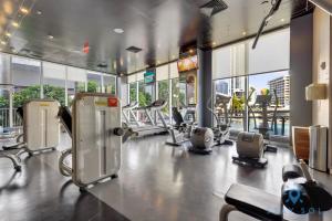 Fitness centrum a/nebo fitness zařízení v ubytování Lovely Studio with Amazing Views & Pool