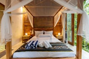 Кровать или кровати в номере Rumah Guci +82 фотографии