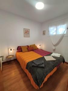เตียงในห้องที่ Apartamento con vista al mar