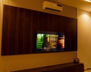 TV a/nebo společenská místnost v ubytování Nine A Apartment