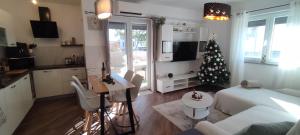 Μια τηλεόραση ή/και κέντρο ψυχαγωγίας στο Sunny Oasis Apartment - high ground floor with sunny terrace & private garden!!