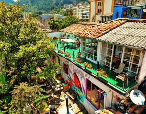 an overhead view of a building in a city at Botanico Hostel in Bogotá
