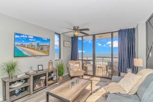ein Wohnzimmer mit Blick auf den Strand in der Unterkunft Breathtaking Oceanfront Double Queen Suite! Meridian Plaza 701 - Perfect for 4 guests! in Myrtle Beach