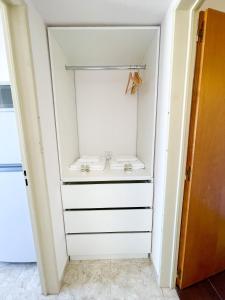 布兰卡港Saavedra 118 5°B by depptö的步入式衣柜和白色抽屉