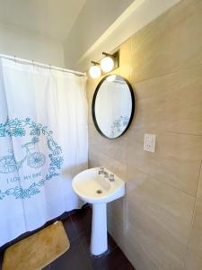 布兰卡港Saavedra 118 5°B by depptö的浴室里有洗手池和镜子 更多6张照片