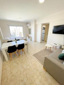 布兰卡港Saavedra 118 5°B by depptö的带桌椅和沙发的客厅