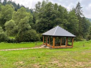 a small gazebo in the middle of a field at Leśne Zacisze in Ochotnica Górna +15 photos