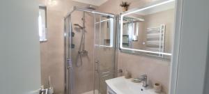 Ένα μπάνιο στο Sunny Oasis Apartment - high ground floor with sunny terrace & private garden!! +34 φωτογραφίες