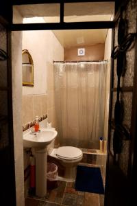 Bilik mandi di Comfortable Private Rooms - Wonderland B&B - Shuttle services available