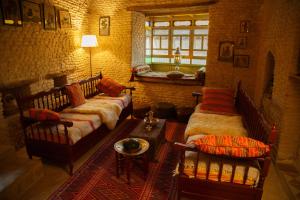 a living room with a couch and a table at Houch El Houdou in Tozeur