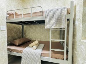 Palanda nebo palandy na pokoji v ubytování Comfy 4BR up to 14pax Seksyen 9 Bandar Baru Bangi