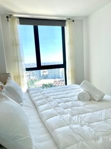 Postel nebo postele na pokoji v ubytování Skyline Suite in Polanco Best Location Fast Wifi